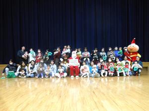 サンタさんを真ん中にみんなで撮った集合写真