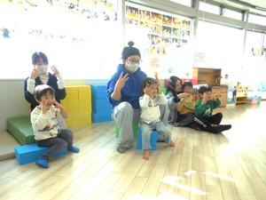 読む聞かせ前の手遊び「はじまるよはじまるよ」をやっている親子達の様子