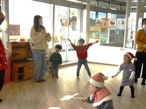 「アンパンマン体操」を踊る親子の様子