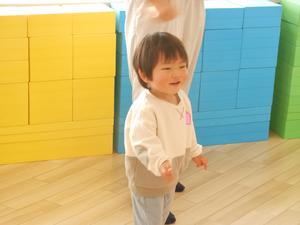 「アンパンマン体操」で『あんぱーんち！』をする男の子の様子