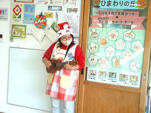 ファミサポのよろず相談でアドバイザーがウクレレ演奏している様子