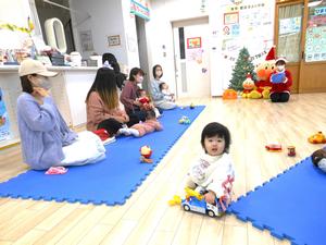 最初の説明時、カメラに笑顔をみせる女の子の様子