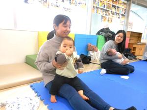 赤ちゃんを膝に座らせ、自己紹介をしているママの様子