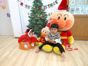 大きなアンパンマンがいるクリスマスフォトスポットで写真を撮る兄妹の様子