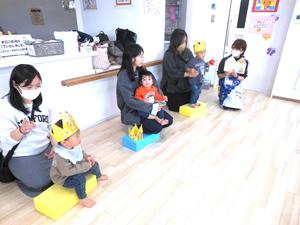 インタビューで、カラー積み木の上に立つ誕生児の男の子の様子