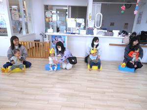 インタビューの様子を見守る、誕生児親子の様子