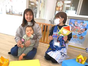 誕生児の我が子を抱いてインタビューに答えるママの様子