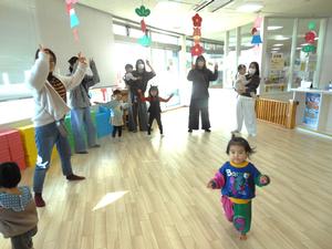 「エビカニクス」を踊っている親子の様子