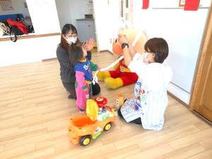 アンパンマン神社で参拝している親子の様子