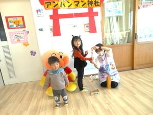 おみくじで大吉が出た女の子とそのおみくじを見せる保育士の様子