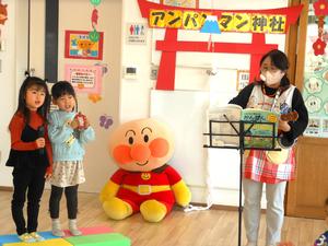 カラオケ大会でウクレレ演奏している保育士と歌をうたう幼稚園生2人の様子