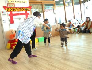 「アンパンマン体操」でアンパンチしている男の子と保育士の様子