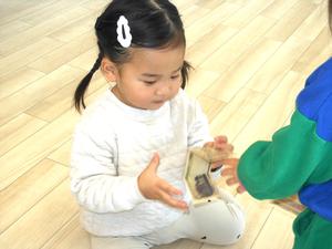 もらったお年玉の中身を出している女の子の様子