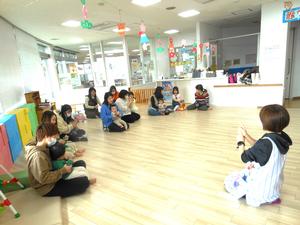 「はじまるよはじまるよ」の手遊びをしている様子