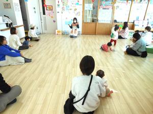 読み聞かせを見ている親子とおもちゃで遊んでいる子どもの様子