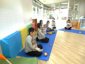 自己紹介をしている様子