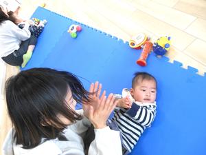 「はじまるよはじまるよ」のふれあい遊びをしている親子の様子