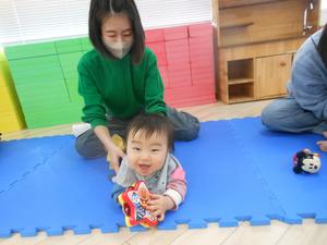 ママとのふれあい遊びで笑顔を見せる赤ちゃんの様子
