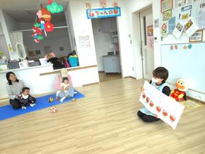 大型絵本『だるまさんの』の読み聞かせの様子