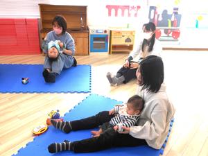ふれあい遊び『うまはとしとし』を楽しむ2組の親子の様子