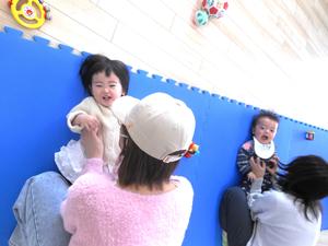 ふれあい遊びでくすぐられて笑っている2人の赤ちゃんの様子