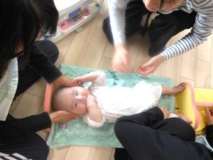 身長を測定しているカメラ目線の赤ちゃんの様子