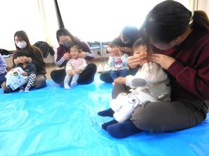 「はじまるよはじまるよ」の手遊びをしている4組の親子の様子