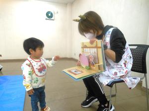 「ももたろう」の仕掛け絵本に近づいてきた男の子の様子