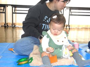 工作中ビニール袋から紙を出している赤ちゃんの様子