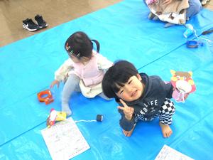 完成した作品を見せてポーズをとる男の子の様子