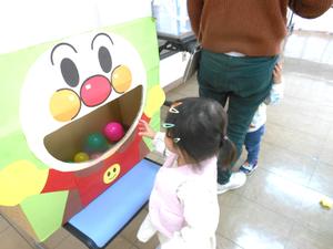 アンパンマンの口にボールを入れる女の子の様子（ゲーム）