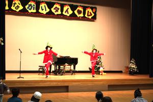 「イチゴサンタクロースと踊りましょう」の体操を踊る保育士の様子