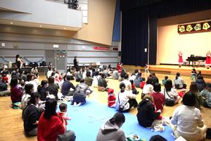 お姉さん達のお話を聞いている親子の様子