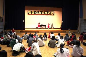 ステージの上で歌っているお姉さん達の様子