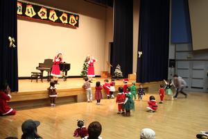 うたっているお姉さん達に近づく子ども達の様子