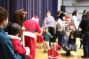サンタクロースに笑顔で近づく男の子の様子
