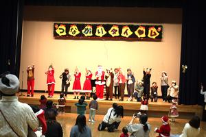 閉会式でみんなでクラッカーを鳴らしている様子