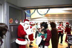 退場時、サンタクロースとお別れをしている親子の様子