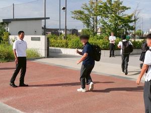 カメラにポーズをとる生徒