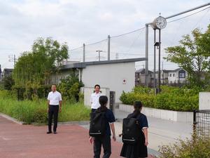 校門で登校生徒に挨拶をする市長