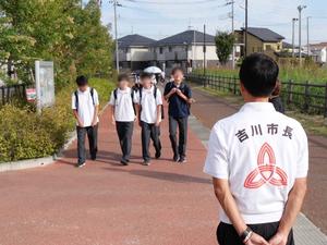 校門で登校生徒に挨拶をする市長