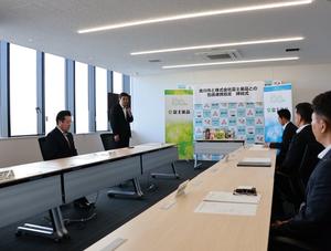 挨拶をされる株式会社富士薬品の伊庭圭之助部長