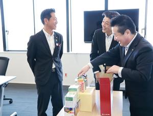 締結式終了後、富士薬品の皆さんと笑顔で話をする市長