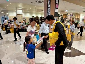 啓発品を配る市長