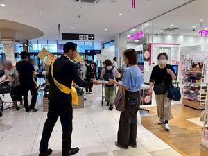 啓発品を配る市長