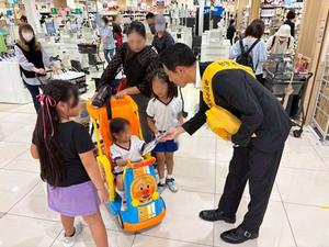 啓発品を配る市長