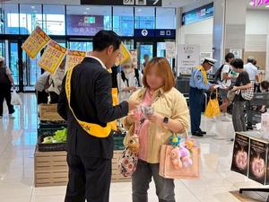 啓発品を配る市長