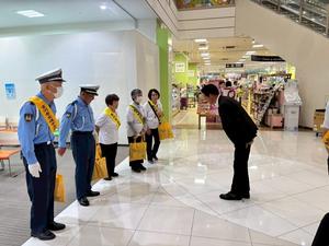 キャンペーン活動に参加した方々にお礼を伝える市長の様子