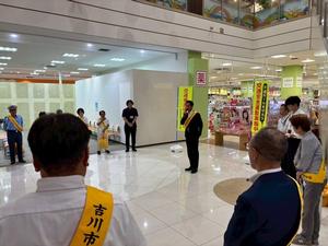 キャンペーン活動に参加した方々に冒頭挨拶をする市長の様子