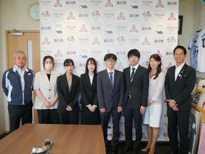 ホウユウの皆さんと市長らとの記念撮影